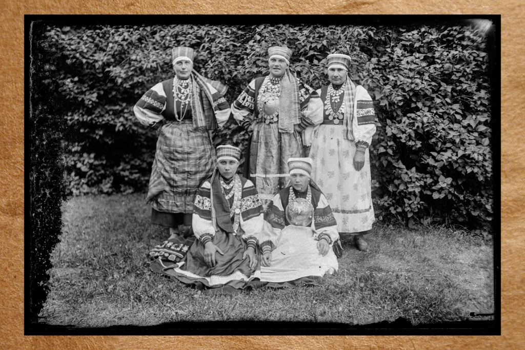 Сетуские женщины в Печорах. Владимир Ресс, 1925-1935 годы. Из коллекции Эстонского национального музея (ERM Fk 2864:9)