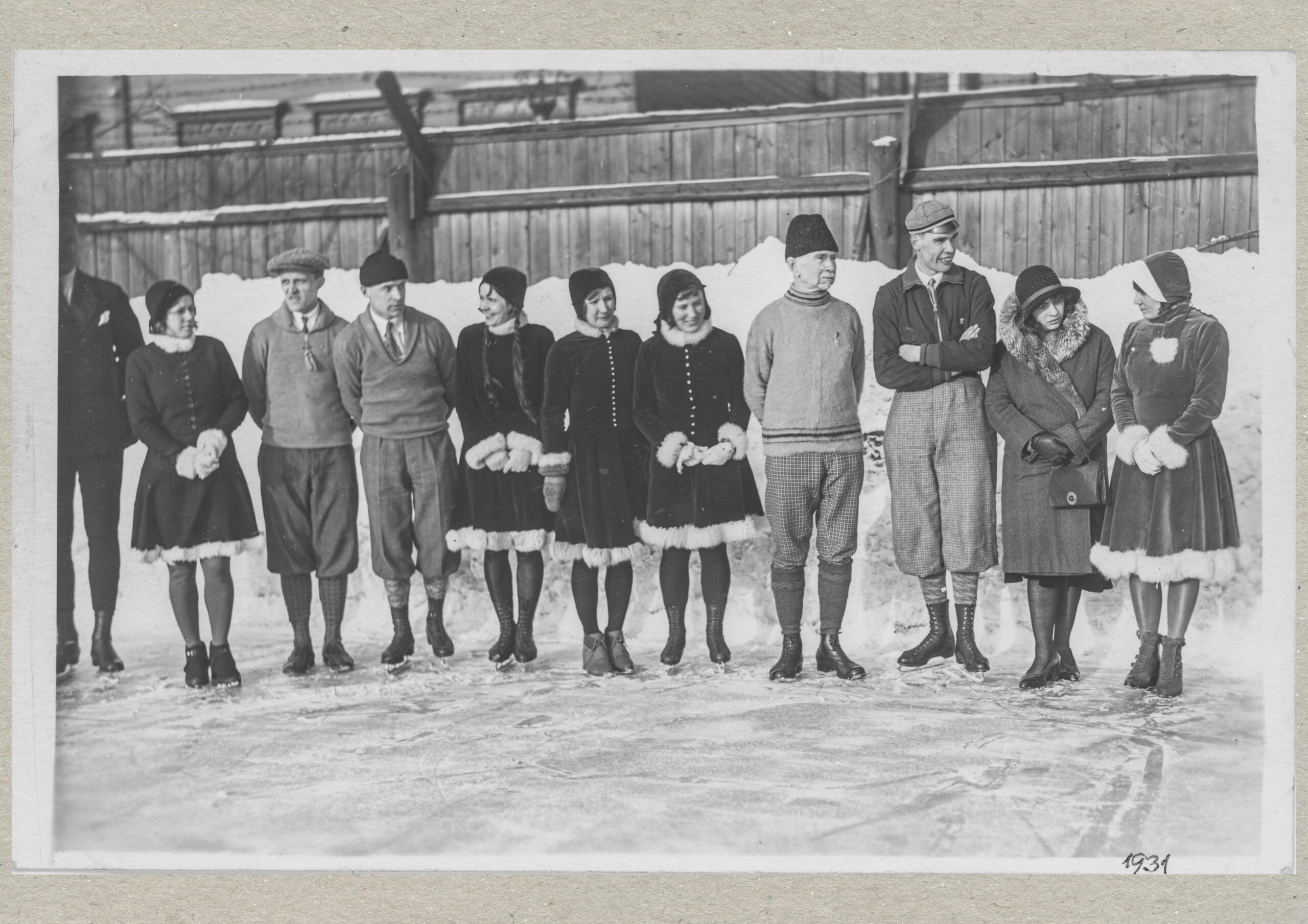 Фигуристы на катке спортивного общества "Калев", 1931 год. Из коллекции Таллиннского городского музея (TLM F 11934:11)