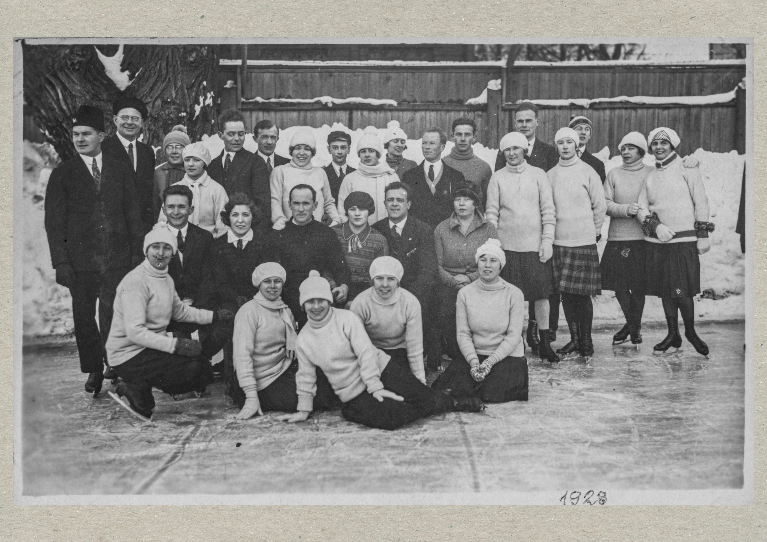 Фигуристы, групповое фото, 1928 год. Из коллекции Таллиннского городского музея (TLM F 11934:12)