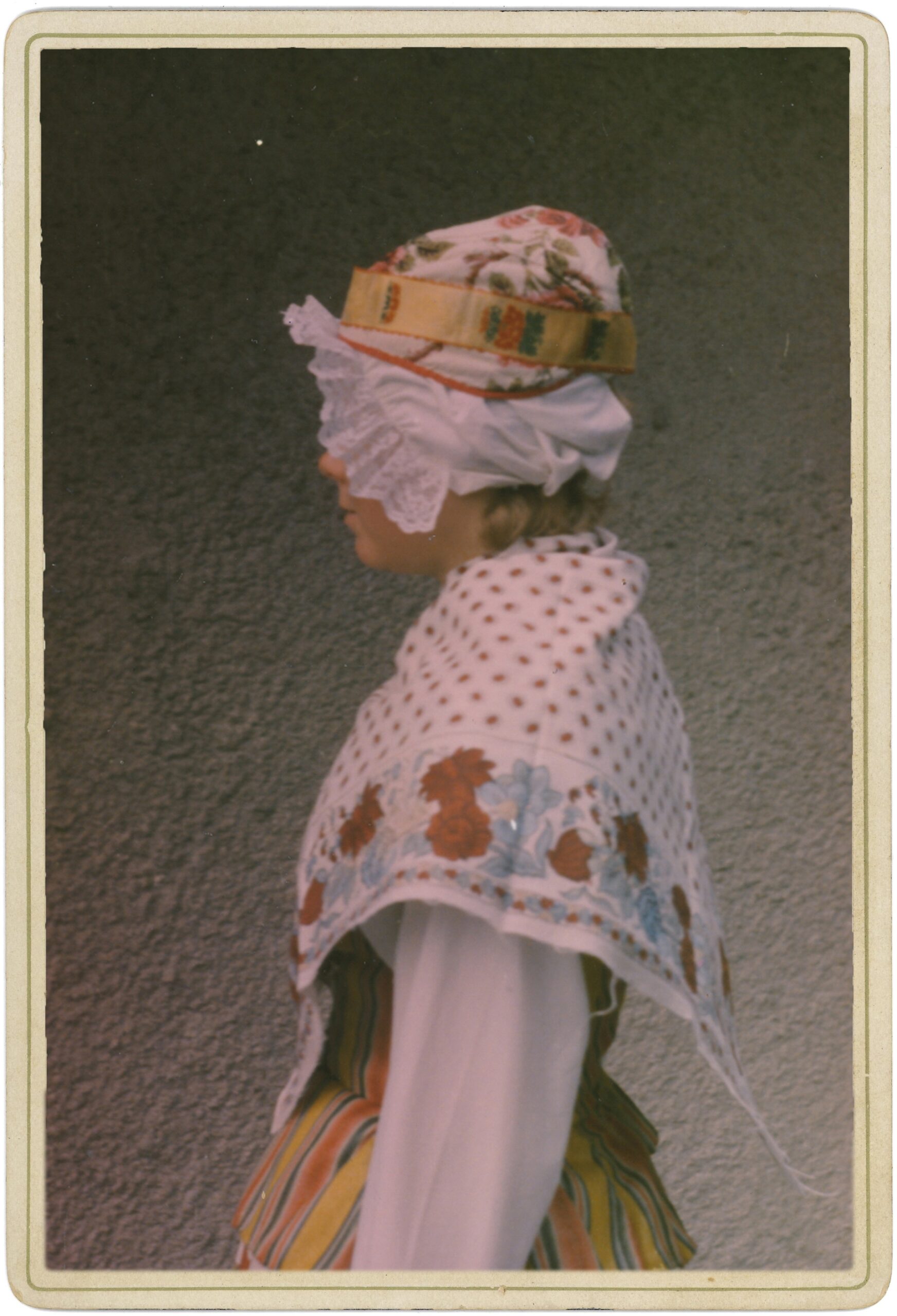Девочка в национальном костюме. 1958 год. Музей Рухну (RrM RuM 1043 F 83:103)